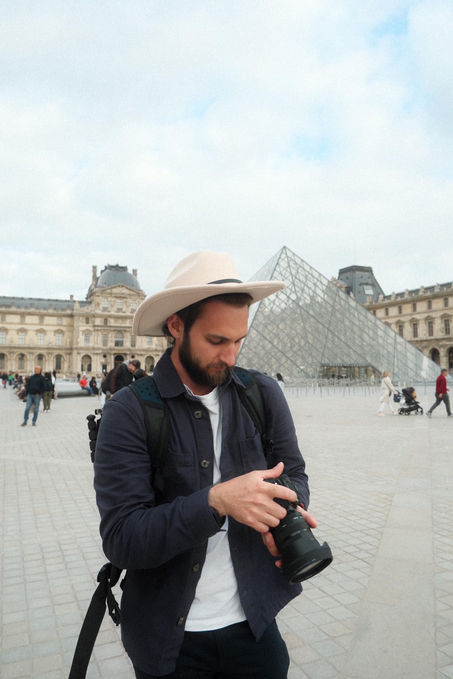 Vincent au Louvre avec son appareil