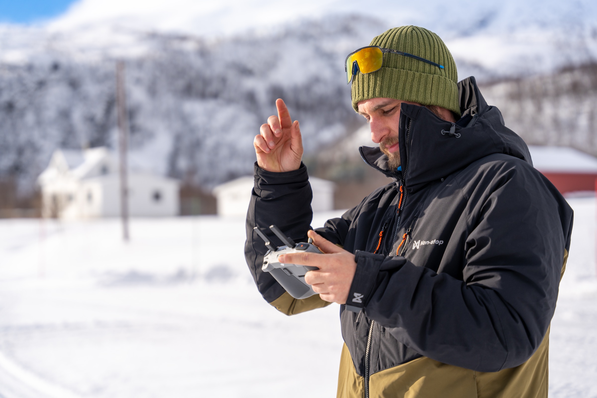 Vincent pilotant un drone dans la neige